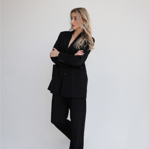 long-shot-business-woman-posing-photograph